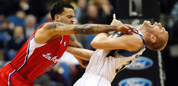 Jogo entre Timberwolves e Los Angeles Clippers foi marcado por discussões e brigas - REUTERS/Eric Miller