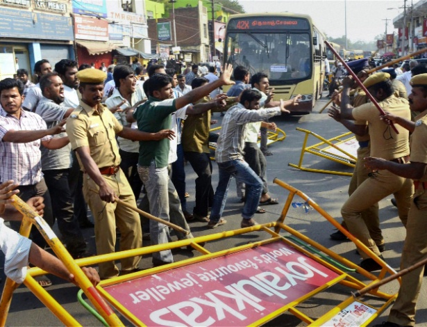 Mulçumanos ativistas protestam contra o filme "Vishwaroopam" - AP