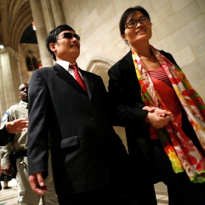 O ativista chinês Chen Guangcheng deixa a Catedral Nacional dos EUA, em Washington, ao lado da mulher, Yuan Weijing