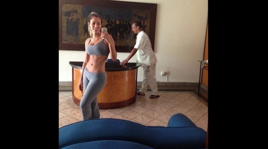 31.jan.2013 - A ex-BBB Adriana exibiu a barriga sarada em foto tirada em frente a um espelho. "Meninas, não se iludam com essa foto porque prendi a respiração para a barriga ficar assim", escreveu ela no Twitter