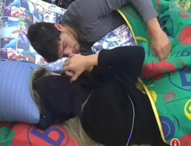 31.jan.2013 - Fernanda deita e acorda André antes de dormir ao lado de seu 