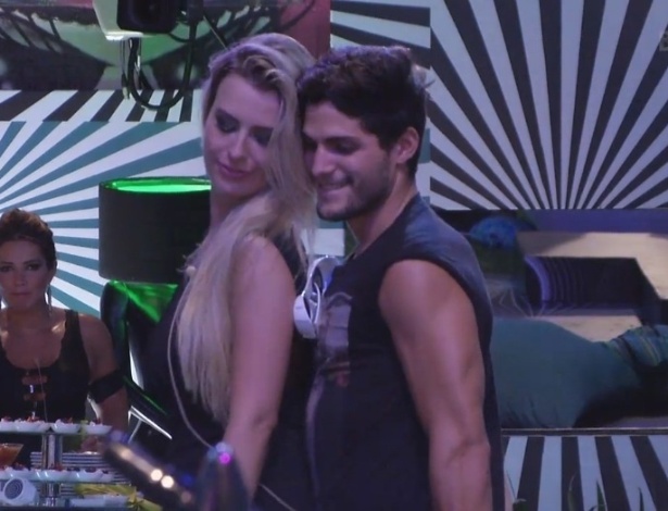 31.jan.2013 - Fernanda e André curtem juntos as músicas na pista de dança