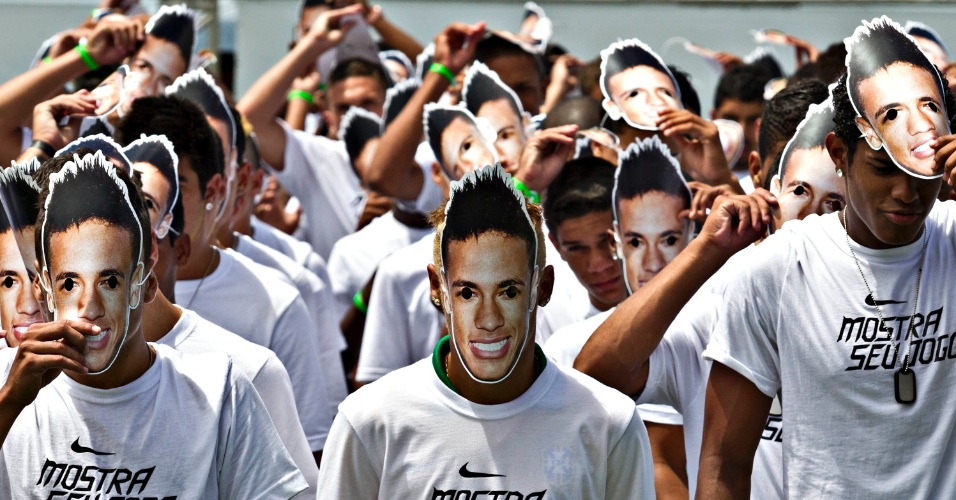 31.jan.2013 - Garotos usam máscara de Neymar durante apresentação do novo uniforme da seleção brasileira