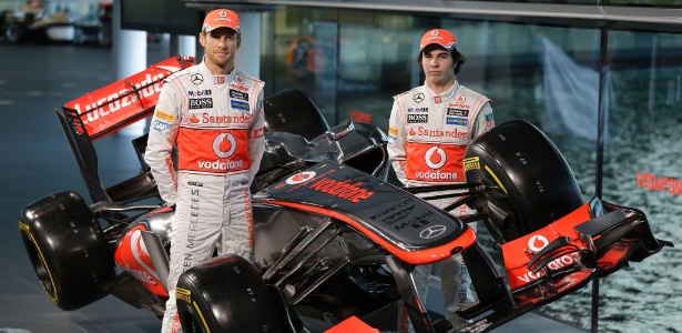 Button e Perez participaram da apresentação do carro da McLaren para temporada 2013 - AP Photo/Lefteris Pitarakis