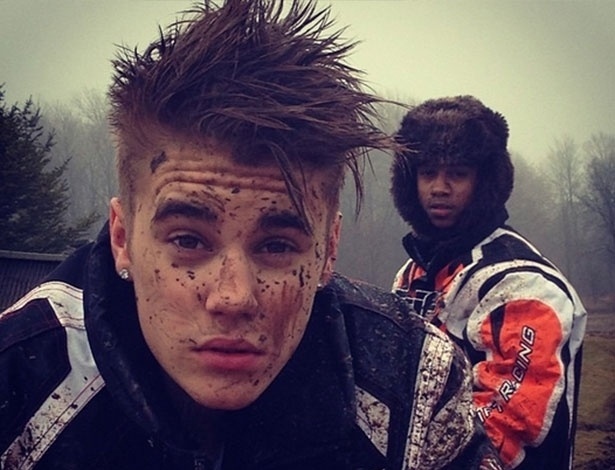 31.jan.2013 - Justin Bieber posta foto sujo de lama na rede social Instagram. O astro teen fez mistério sobre porque estava enlameado, escrevendo apenas que teve "um dia divertido"