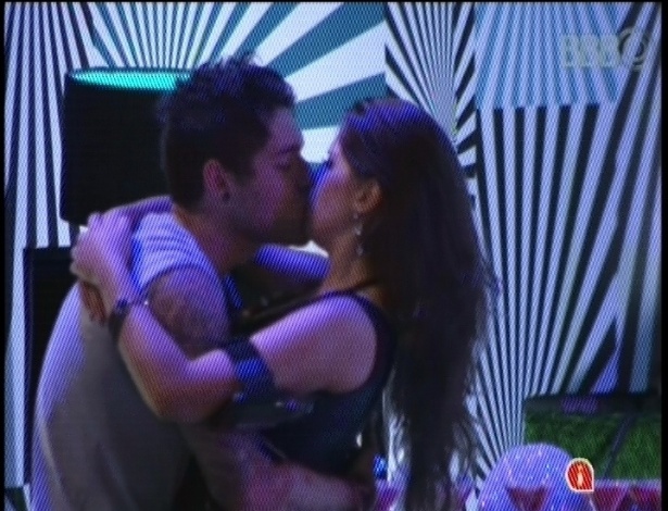 31.jan.2013 - Nasser e Andressa aproveitaram o clima de romance entre os casais e resolveram se beijar durante a festa