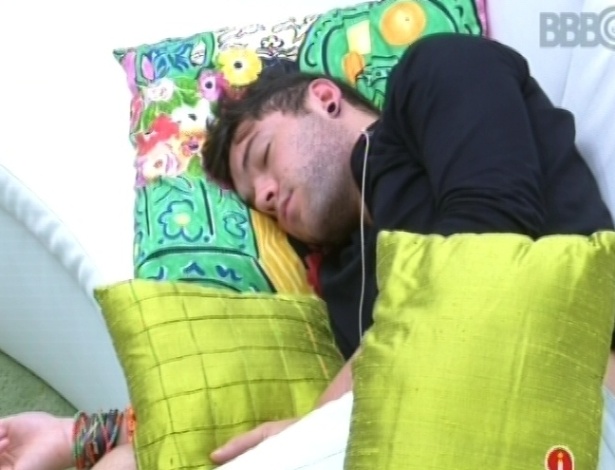31.jan.2013 - Nasser levanta da cama e decide dormir no sofá da sala do "BBB13"