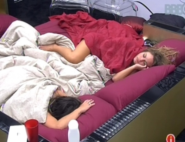 31.jan.2013 - Natália e Anamara dormem no quarto do líder nesta manhã