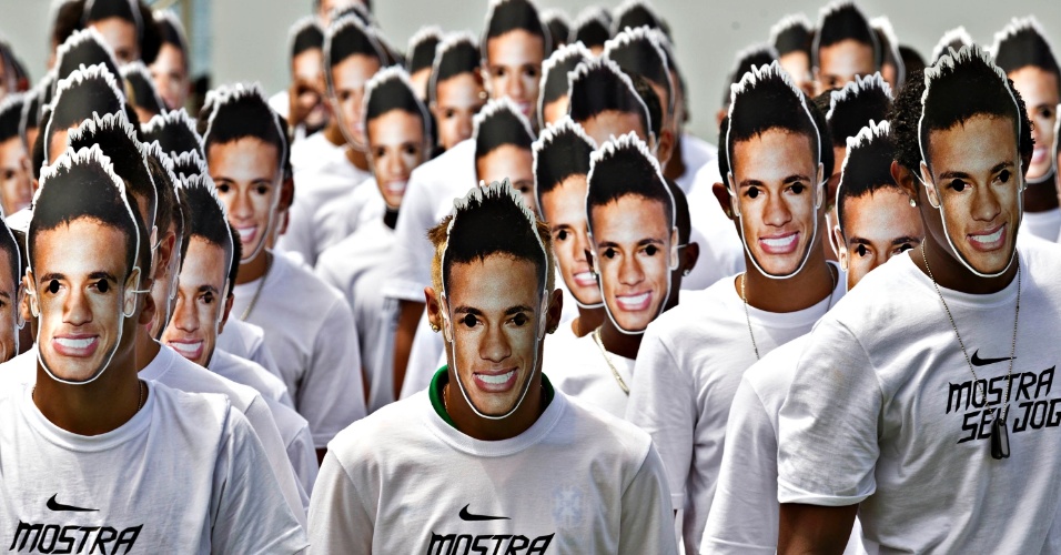 31.jan.2013 - Neymar aparece com máscara de si mesmo em meio a garotos com o acessório durante apresentação do novo uniforme da seleção brasileira