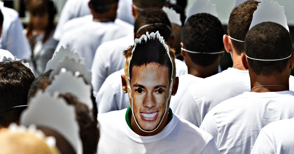 31.jan.2013 - Neymar aparece de máscara em meio a garotos na apresentação do novo uniforme da seleção brasileira