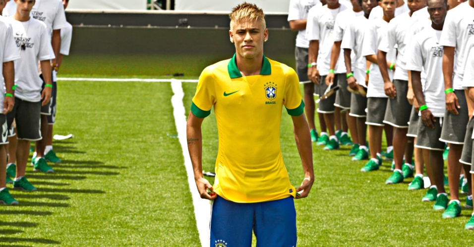 31.jan.2013 - Neymar apresenta a nova camisa da seleção brasileira, que será usada na Copa das Confederações