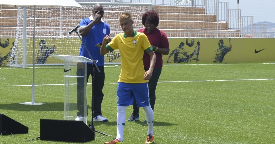 31.jan.2013 - Neymar apresenta o novo uniforme da seleção brasileira que será usado na Copa das Confederações