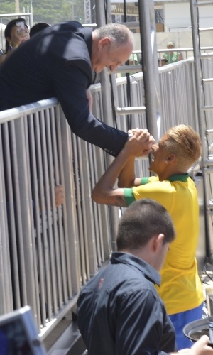 31.jan.2013 - Neymar apresenta o novo uniforme da seleção brasileira que será usado na Copa das Confederações