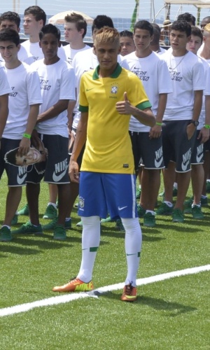 31.jan.2013 - Neymar faz sinal de positivo durante apresentação do novo uniforme da seleção brasileira