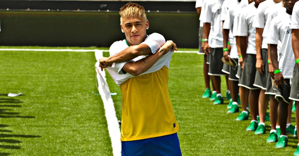 31.jan.2013 - Neymar realiza a apresentação da nova camisa da seleção brasileira, que será usada na Copa das Confederações