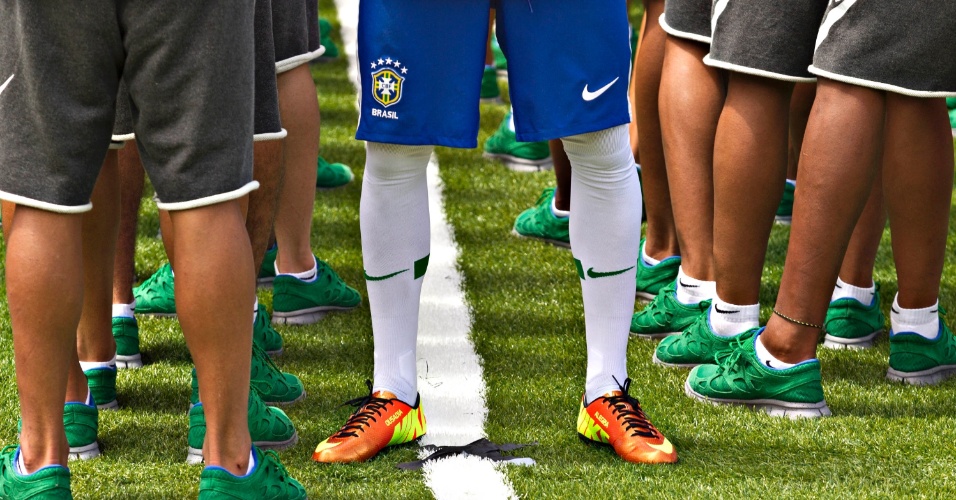 31.jan.2013 - Novos calção e meião da seleção brasileira foram apresentados nesta quinta-feira
