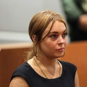 Lindsay Lohan e seu advogado no tribunal, na Califórnia, em janeiro 