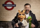 Veja a primeira foto de Ricky Gervais com os Muppets