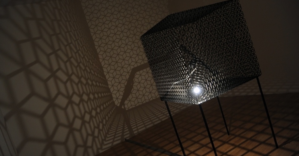 A desorientação sensorial é enfatizada pela obra "Arco lento dentro de cubo IV", de Conrad Shawcross. Sombras que se movem constantemente são projetadas por uma lâmpada e um braço rotatório, que estão instalados dentro de um cubo de aço e alumínio. Eles aumentam e retrocedem, brincando com a percepção de espaço dos espectadores - Emma Lynch/BBC