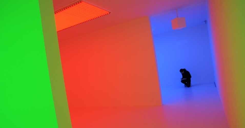 A exposição "Light Show" ("Show de luz", em tradução livre), na Hayward Gallery, em Londres, reúne instalações e esculturas de artistas que manipulam e experimentam com a natureza da luz artificial. Acima, uma mulher vê o trabalho "Cromosaturação", do artista venezuelano Carlos Cruz-Diez - Emma Lynch/BBC