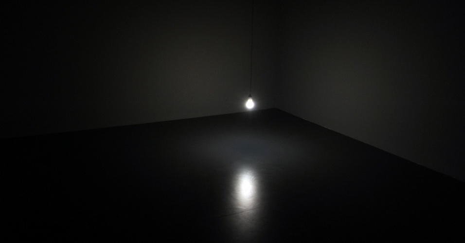 A obra "Lâmpada para simular o luar" tenta recrear a luz da lua artificialmente. A artista escocesa Katie Paterson colabora com cientistas na produção do trabalho. O espectro de luz da lua cheia foi medido e a temperatura e amperagem (medida de eletricidade) foram convertidas e usadas em uma lâmpada de halogênio adaptada - Emma Lynch/BBC