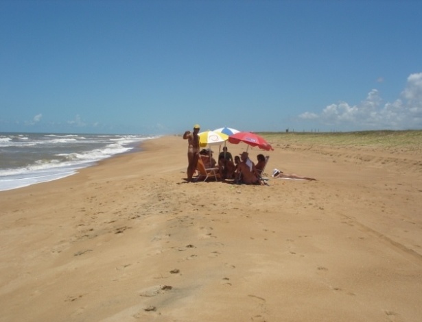 Barra Seca (ES) - Barra Seca tem quase dois quilômetros de praia, é isolada e fica no município de Linhares (ES). Para chegar ao local, só de barco - Brasil Naturista/Divulgação