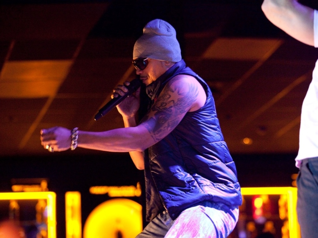 23.jan.2013 - Depois de fazer um show no "Big Brother Brasil 13", Naldo foi de jatinho do Rio de Janeiro para São Paulo e subiu ao palco da casa noturna às 4h, que ainda estava lotada - Fabiano Cerchiari/UOL