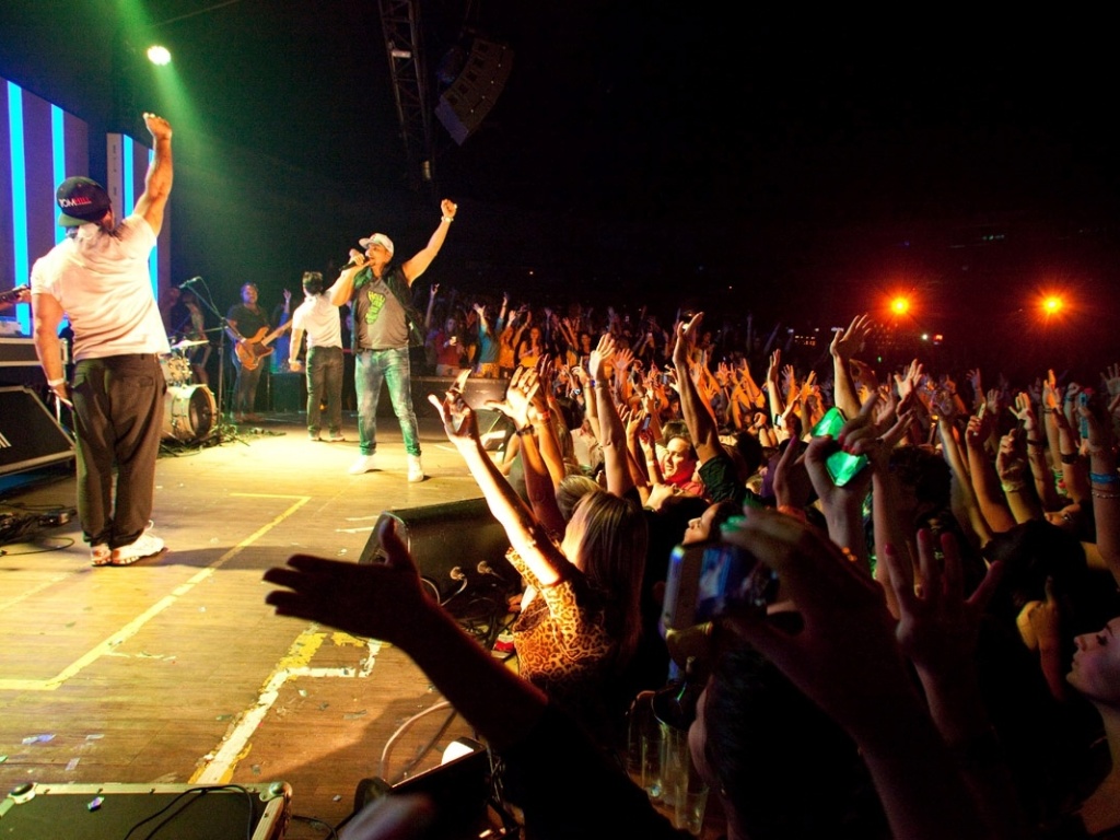 23.jan.2013 - Em uma quarta-feira, a Rua Beira Rio, na Vila Olímpia, Zona Sul de São Paulo, estava tomada por jovens que foram à casa noturna Villa Mix para assistir ao show do cantor Naldo - Fabiano Cerchiari/UOL