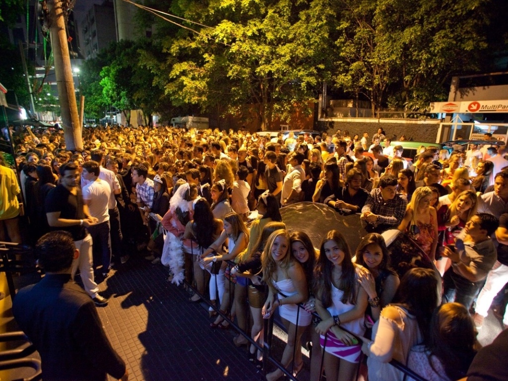 23.jan.2013 - Em uma quarta-feira, a Rua Beira Rio, na Vila Olímpia, Zona Sul de São Paulo, estava tomada por mais de quatro mil jovens que foram à casa noturna Villa Mix para assistir ao show do cantor Naldo - Fabiano Cerchiari/UOL