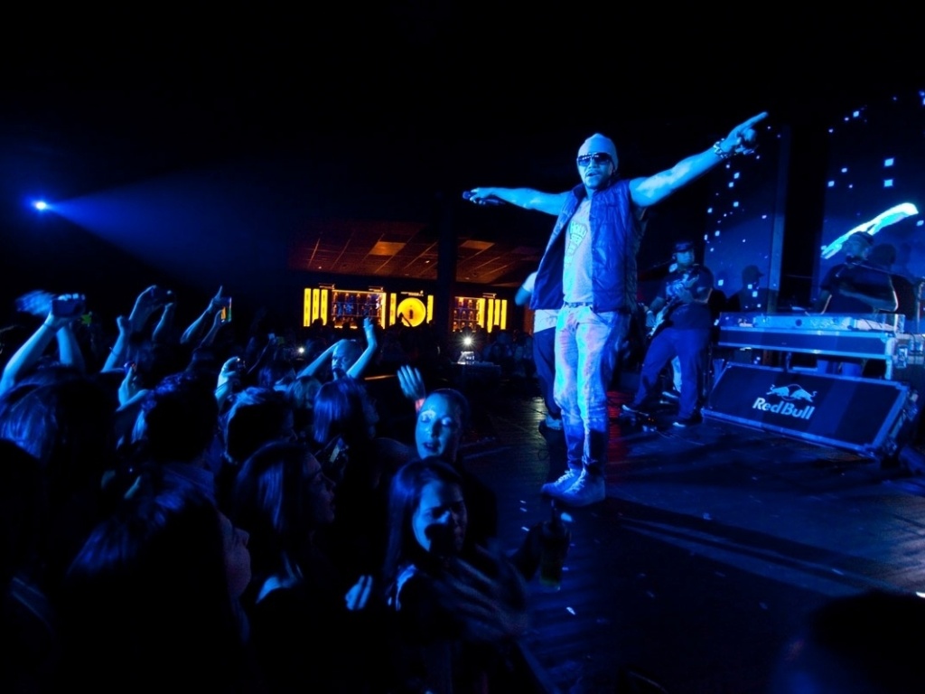 23.jan.2013 - Em uma quarta-feira, a Rua Beira Rio, na Vila Olímpia, Zona Sul de São Paulo, estava tomada por jovens que foram à casa noturna Villa Mix para assistir ao show do cantor Naldo - Fabiano Cerchiari/UOL