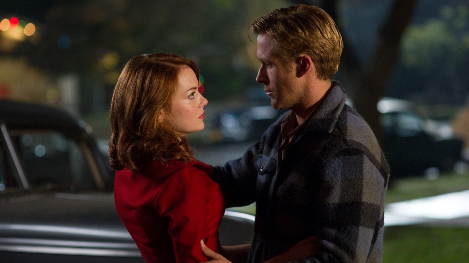 Emma Stone e Ryan Gosling vivem romance em "Caça aos Gângsteres", longa sobre a caça ao mafioso Mickey Cohen no final da década de 1940 nos EUA - Divulgação / Warner