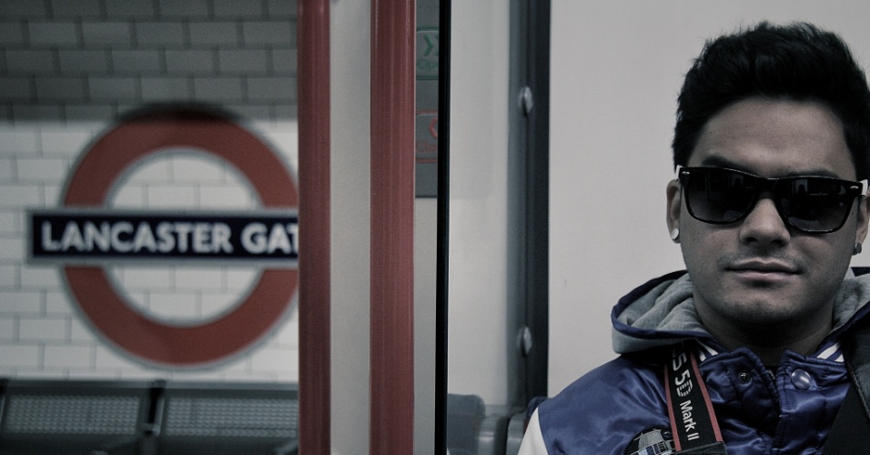jan.2013 Koba, do Restart, posa para foto na estação Lancaster Gate em Londres durante férias na Europa