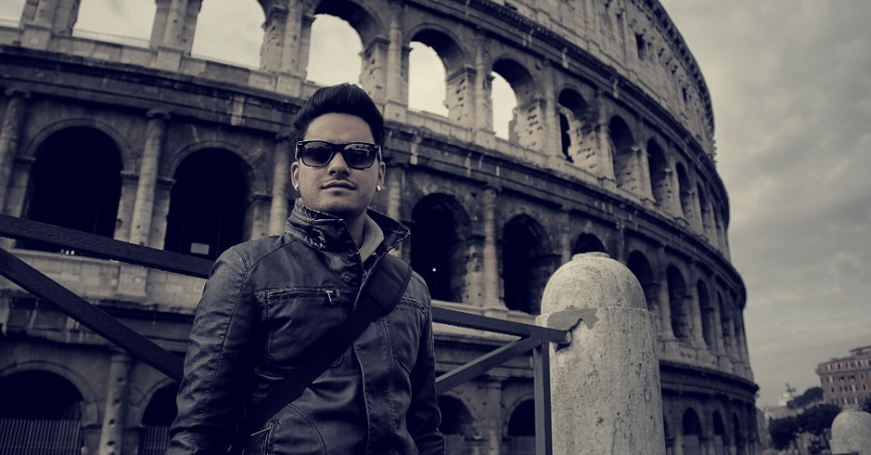 jan.2013 O baixista Koba do Restart posa em frente ao Coliseu em Roma durante férias dos músicos na Europa