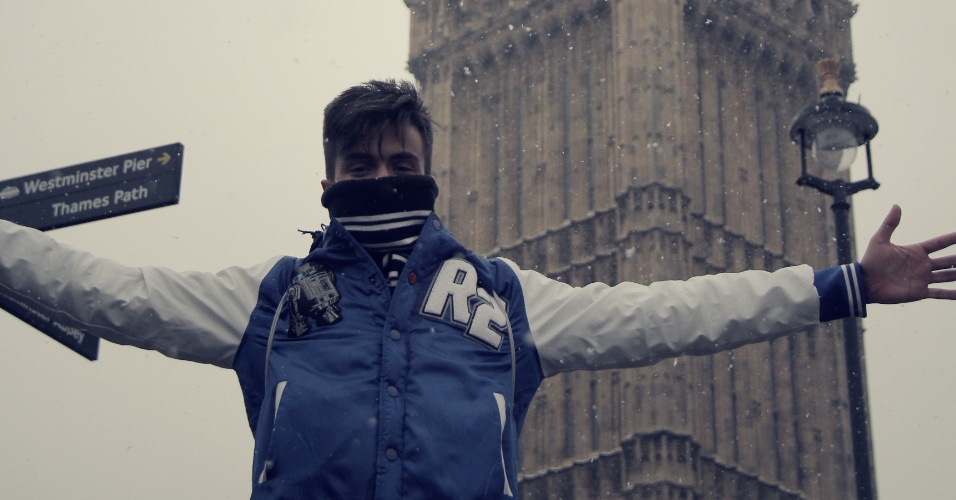 jan.2013  Pe Lu , do Restart, posa para foto em frente ao relógio Big Ben em Londres durante férias de 12 dias pela Europa