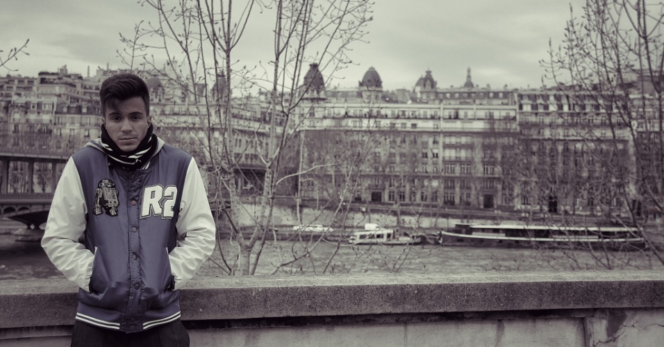 jan.2013 Pe Lu do Restart posa em frente ao rio Sena em Paris em foto da viagem pela Europa feita em companhia de Koba