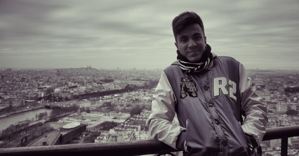 jan.2013 Pe Lu, do Restart, posa para foto no segundo andar da Torre Eiffel durante férias na Europa
