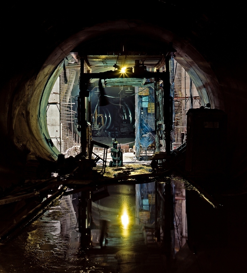 Livro "Linha 4" mostra as imagens criadas pelo fotógrafo Rogério Canella, durante suas visitas à construção da linha amarela do metrô de São Paulo - Rogério Canella/ Divulgação