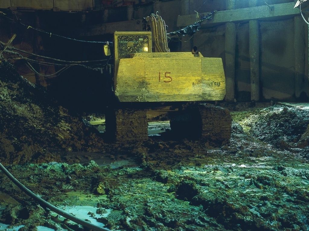 Livro "Linha 4" mostra as imagens criadas pelo fotógrafo Rogério Canella, durante suas visitas à construção da linha amarela do metrô de São Paulo - Rogério Canella/ Divulgação