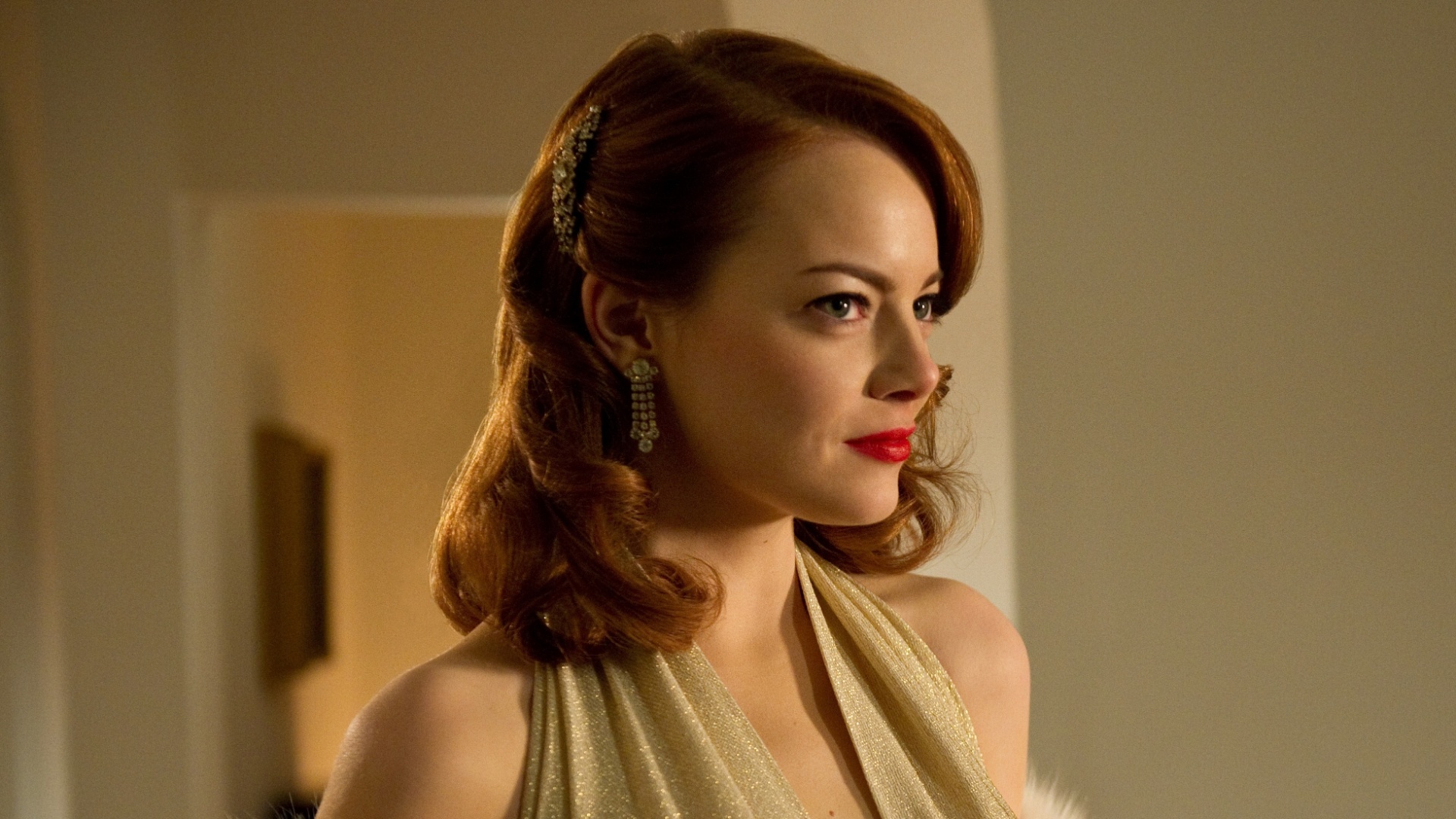 Na pele da namorada do mafioso interpretado por Sean Penn, a atriz Emma Stone volta a contracenar ao lado de Ryan Gosling -- a primeira vez que ambos estiveram juntos foi no longa "Amor A Toda Prova", de 2011 - Divulgação / Warner