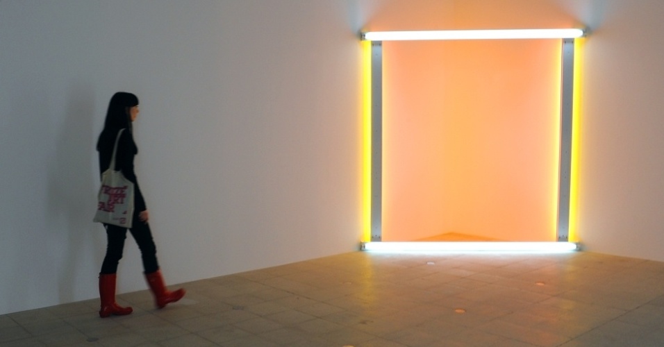 "Nenhum artista foi mais pioneiro ou influente em seu uso da luz do que Dan Flavin", disse a Hayward Gallery. Nas esculturas fluorescentes minimalistas chamadas de "Sem título (para o inovador de Wheeling Peachblow)", Flavin combina luz do sol, tubos fluorescentes amarelos e cor-de-rosa para criar o que definiu como "mistura de cores de uma agradável ilusão" - Emma Lynch/BBC
