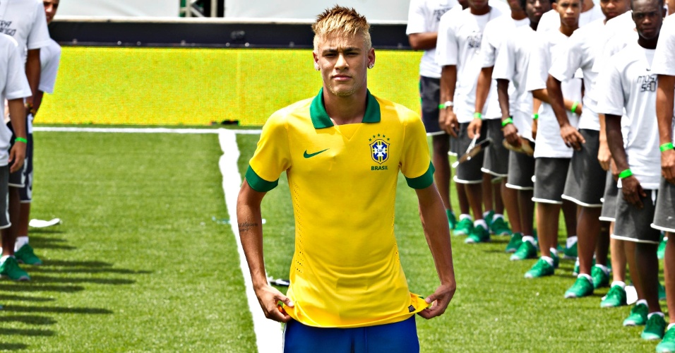 Neymar mostra nova camisa da seleção brasileira em evento no Rio de Janeiro; uniforme será usado na Copa das Confederações
