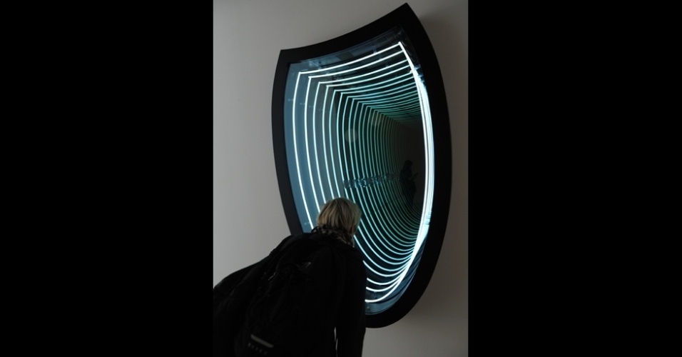 O artista chileno Ivan Navarro usa neon e espelhos para alterar a perspectiva e a percepção, criando uma ilusão de espaço infinito em trabalhos como "Fardo (Lotte World Tower)" - Emma Lynch/BBC