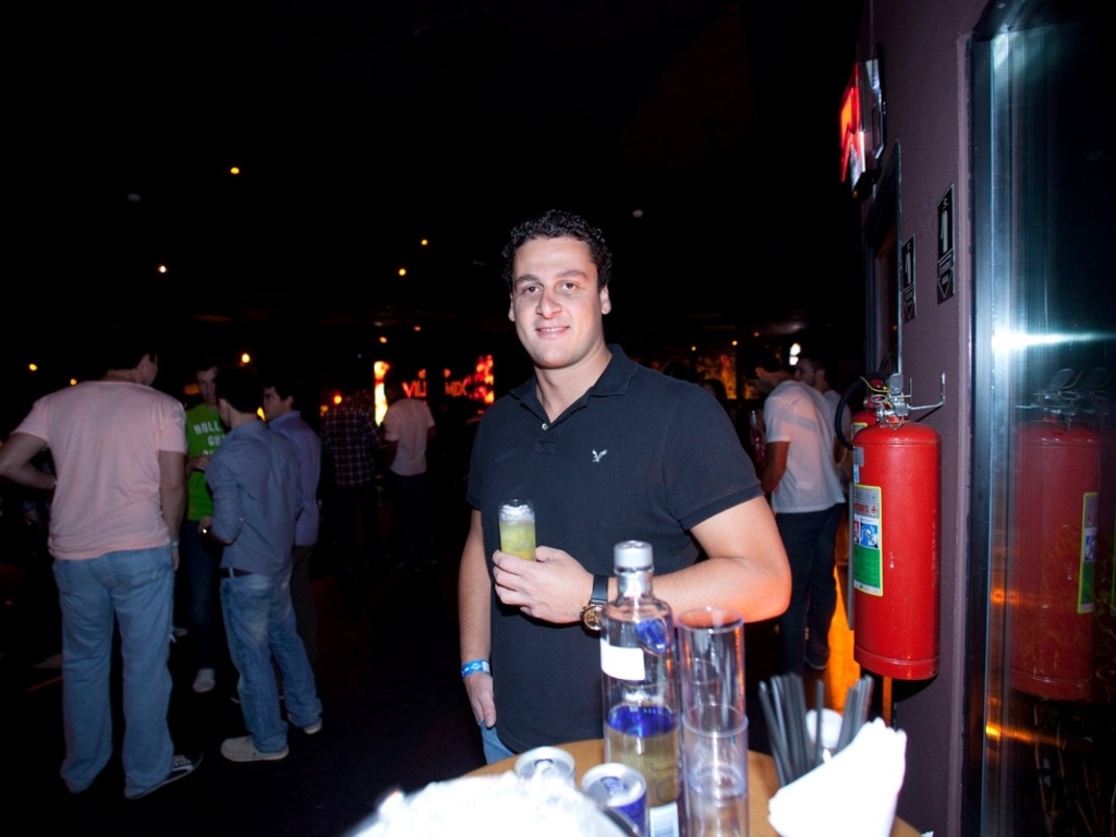 23.jan.2013 - O empresário Rodrigo Nhaas de Azevedo, 29, disse que gosta do show do Naldo porque a "mulherada vai em peso". Ele gastou R$ 1500 na mesa dentro do camarote mais entrada na balada - Fabiano Cerchiari/UOL