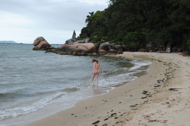 Pedras Altas (SC) - A praia de Pedras Altas fica em Palhoça (SC). O acesso é feito a partir da Enseada do Brito e é dividida em duas pequenas praias. A área reservada ao naturismo tem três quilômetros - Brasil Naturista/Divulgação