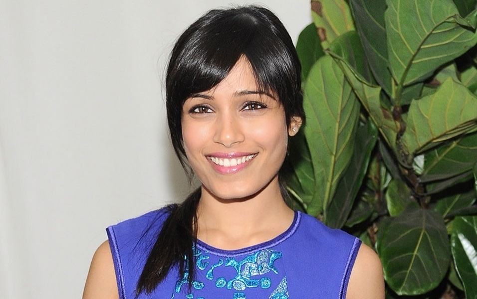 penteado baixo - Freida Pinto - Getty Images