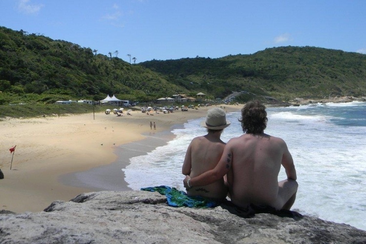 Pinho (SC) - Localizada no Balneário Camboriú (SC), a praia é considerada a primeira de naturismo no Brasil. Tem 500 metros de extensão e ondas fortes. O acesso é feito por uma portaria a partir da rodovia Interpraias - Brasil Naturista/Divulgação