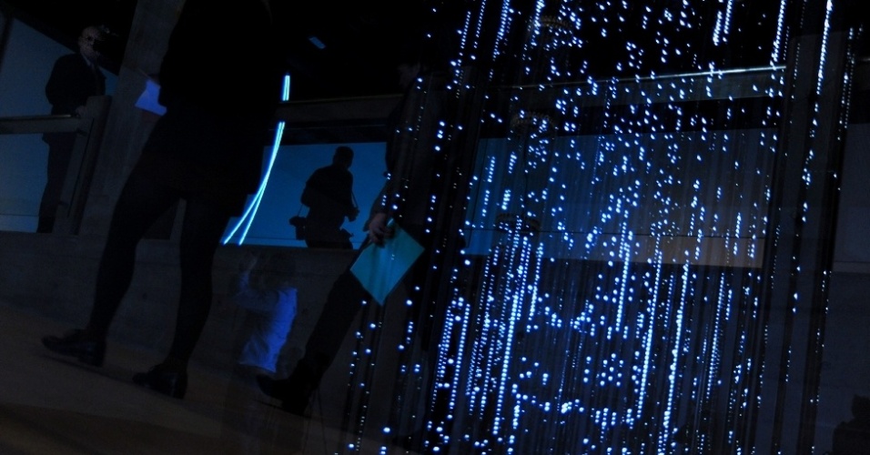 "Temos muitos trabalhos específicos para este local...os artistas e seus estúdios foram muito generosos trabalhando conosco, criando-os especificamente para o espaço da Hayward", disse o curador Cliff Lauson. A exposição acontece até 28 de abril de 2013 - Emma Lynch/BBC