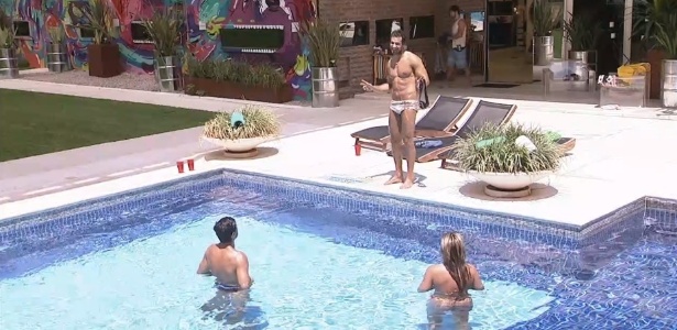 01.fev.2013 - Eliéser conversa com André e Fernanda na piscina; brothers curtem dia de sol na casa
