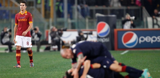 Jogadores do Cagliari comemoram a goleada sobre a Roma, em plena capital italiana - REUTERS/Tony Gentile