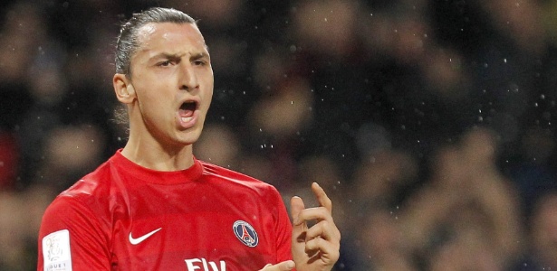 Zlatan Ibrahimovic comemora gol do PSG; assistência foi do meia brasileiro Lucas - EFE/EPA/GUILLAUME HORCAJUELO